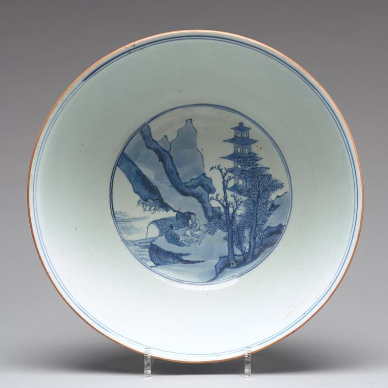 A large blue and white bowl, Transition, 17th century.