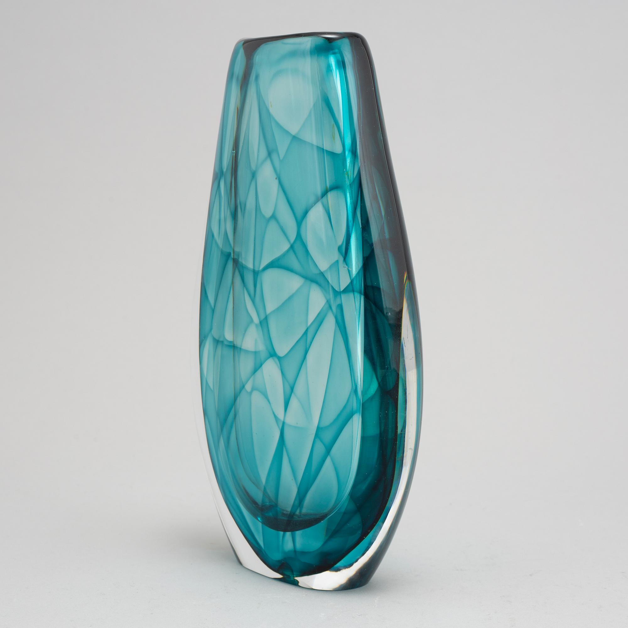 Vicke Lindstrand, a 'Colora' glass vase, 1960's.