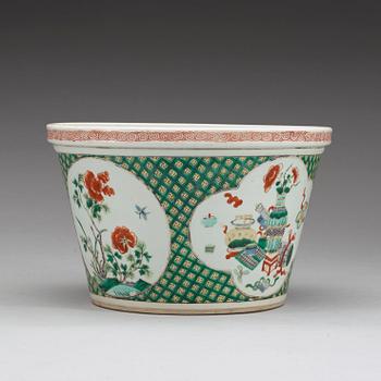 A famille verte pot, Qing dynasty 19th century.