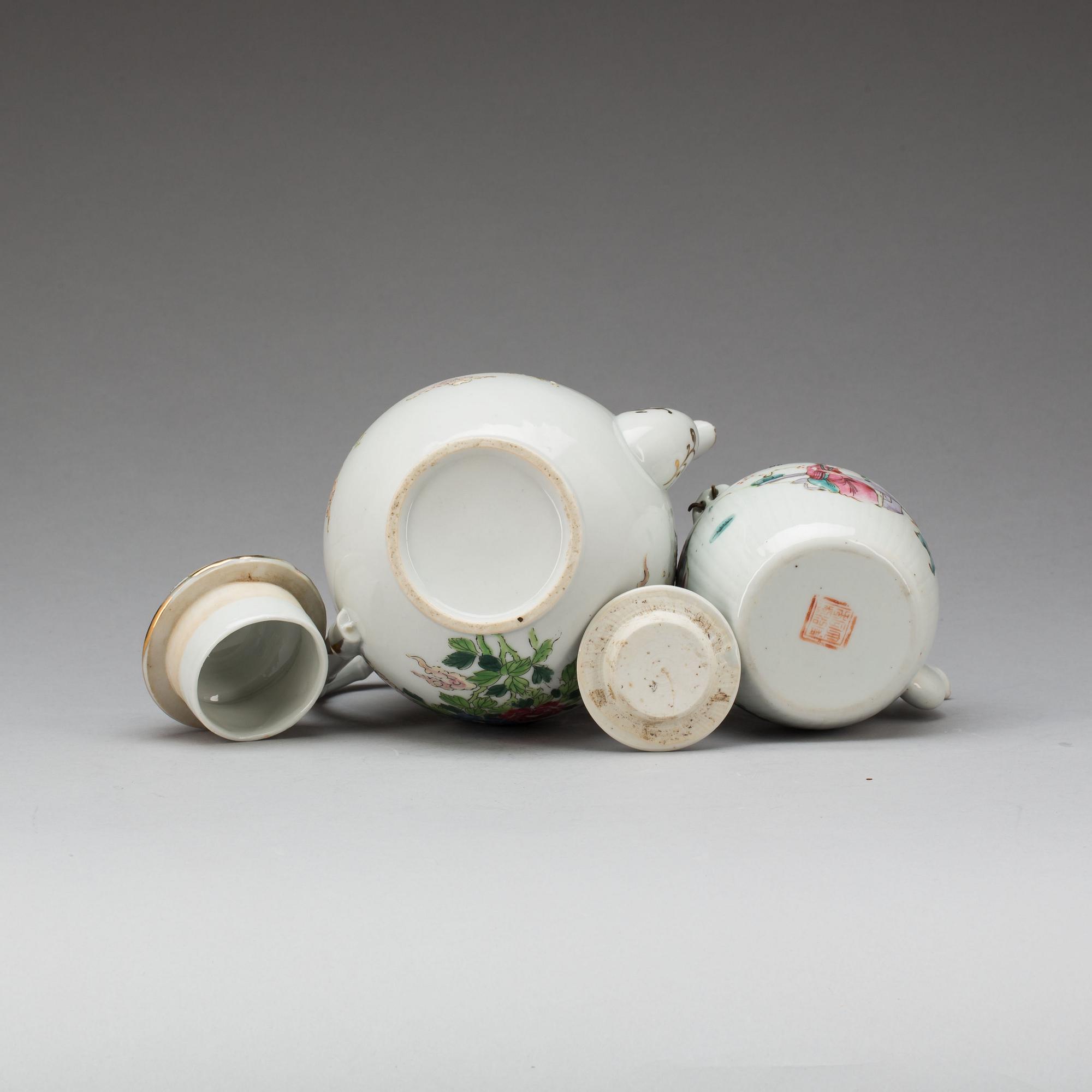 TEKANNOR, 2 st, porslin, Kina, 1800-talets andra hälft.