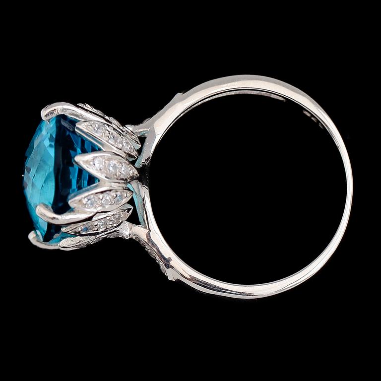 RING, vitguldsoläterat sterlingsilver, blå topas ca 8.65 ct, vita safirer tot ca 0.42 ct.