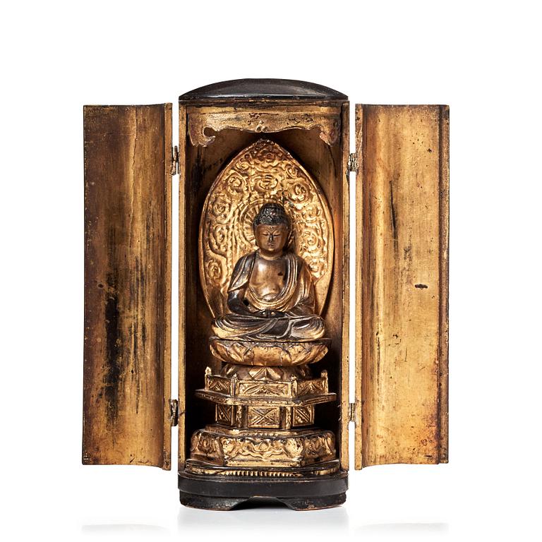 Buddha i altarskåp, lackerat trä. Japan, Edo, 1800-tal.
