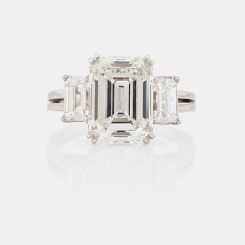 606. A 5.37 ct emerald cut diamond ring. Quality H/VVS2 according to certificate from GIA.