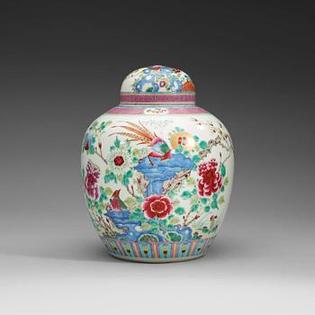 342. A famille rose jar with cover, Qing dynasty, 19th Century.