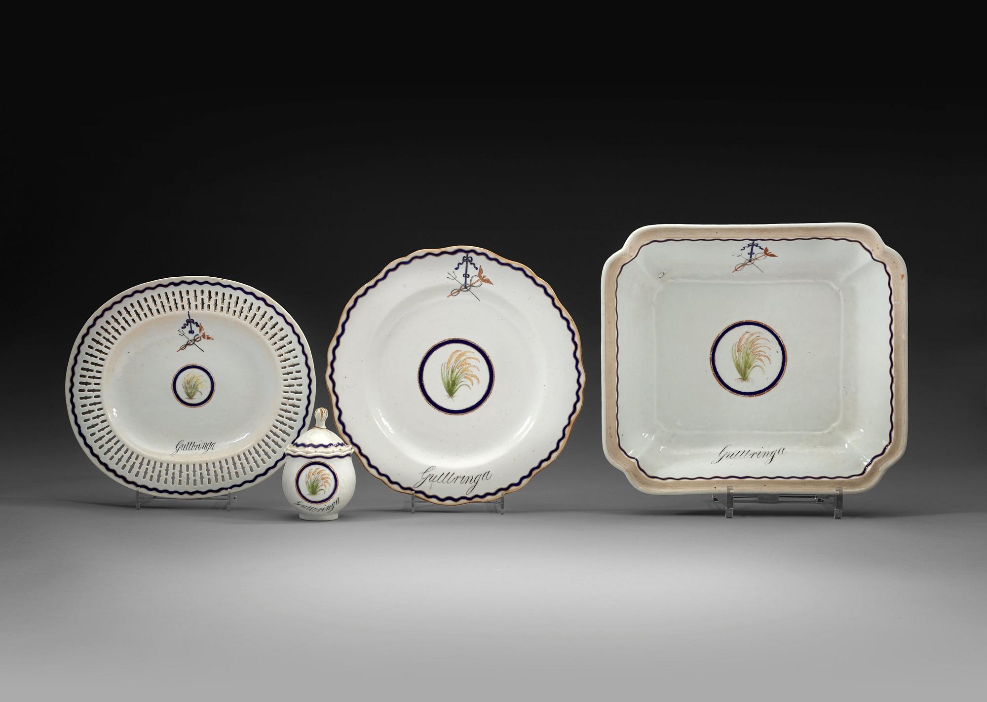 SERVISDELAR, 17 stycken, kompaniporslin. Qingdynastin Qianlong (1736-96).