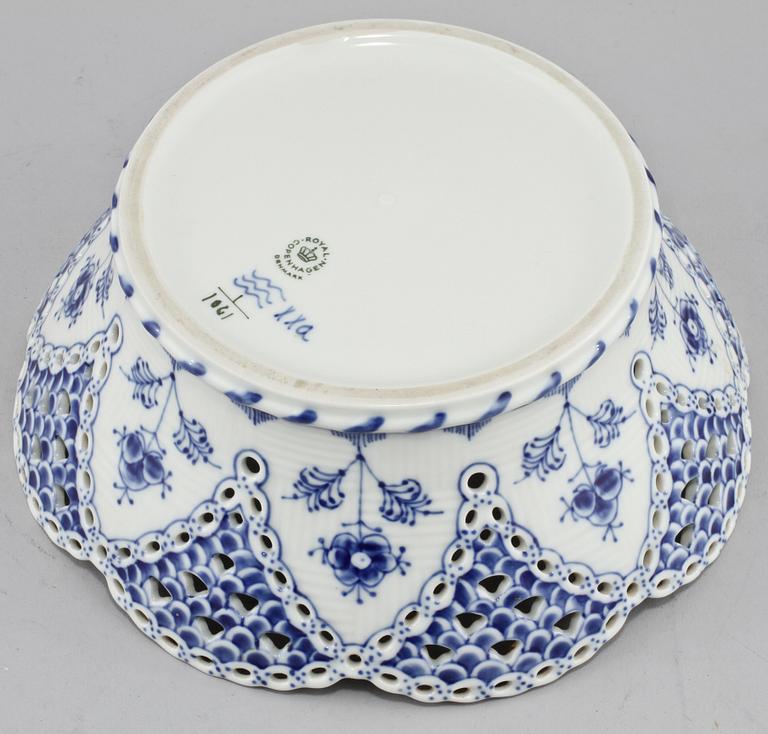 SKÅL, porslin, "Musselmalet", Rotal Copenhagen, 1900-talets andra hälft.