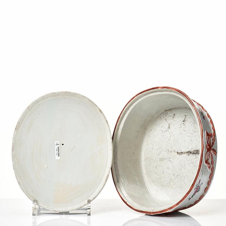 Pastejform med lock och fat, kompaniporslin. Qingdynastin, Jiaqing (1796-1820).