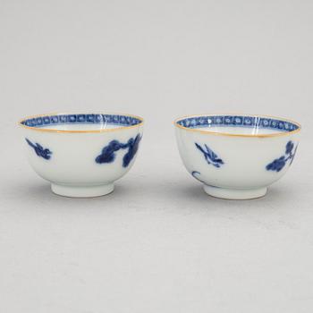 A pair och Chinese blue and white porcelain cups, Qianlong (1736-95).