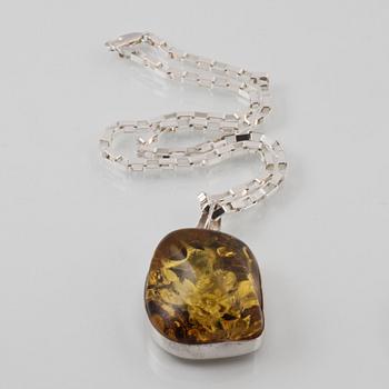 HÄNGE, sterlingsilver med bärnsten. Vikt 71,8 gram.