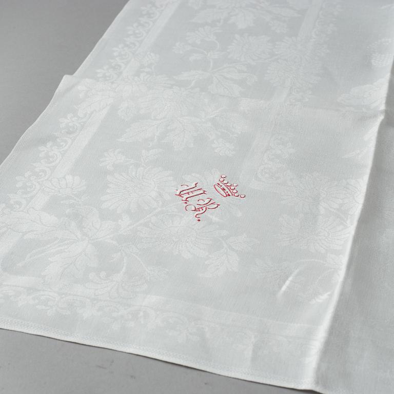 A tablecloth and napkins, 40 pcs., linen damask. The tablecloth ca 347 x 195  cm.