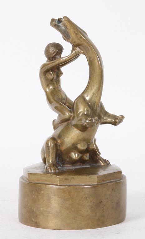 SKULPTUR, gulmetall, monogramsign samt bär gjutarstämpel "J.N ROSENGREN KONSTGJUTERI LIMHAMN".