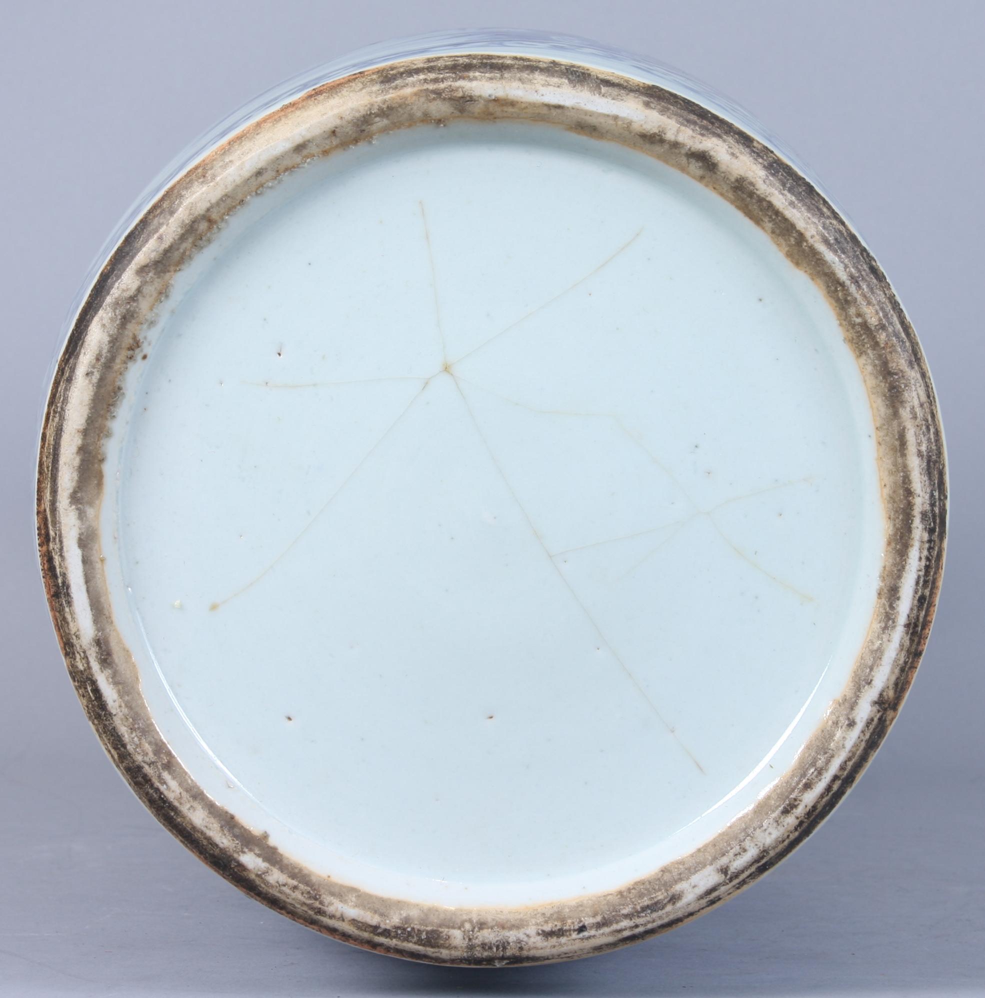 GOLVURNA, porslin, Kina, 1800-tal.
