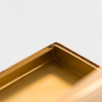 A cigarette case, 18K gold with a synthetic cabochon-cut sapphire. Import marked Wilhelm Pettersson, Turku 1961.