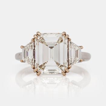 1249. RING med smaragdslipad diamant 4.05ct, samt 0.83ct sidostenar. Kvalitet ca I/VS.