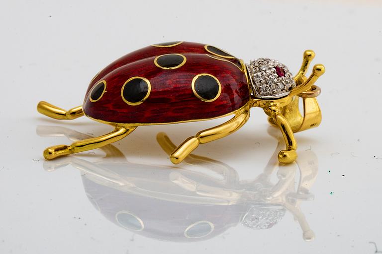 PENSANT 18k gold, brilliant-cut diamonds, 2 rubies and enamel, approx 4 x 3 cm.