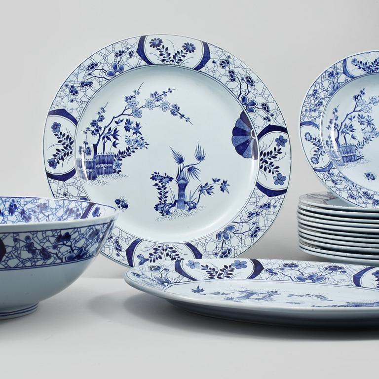 SERVISDELAR, 16 st, fajans, "Japon", Creil Montereau, Frankrike, omkring sekelskiftet 1900.
