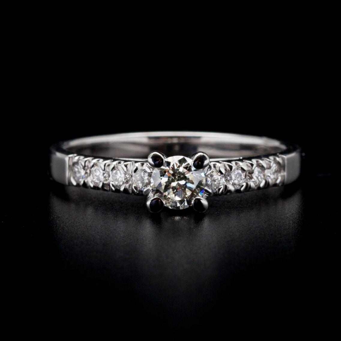 RING, vitguld 18K, briljantslipade diamanter, mittsten 0,30 ct, sidostenar tot. 0,16 ct. Vikt 5,1 g. Intyg.