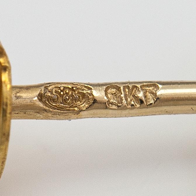 A pair of 14K gold earrings with diamonds ca. 0.01 ct in total.