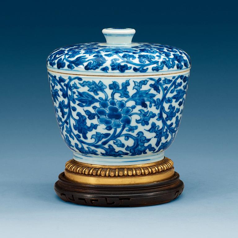 SKÅL med LOCK, porslin. Qing dynastin, Kangxi (1662-1722).