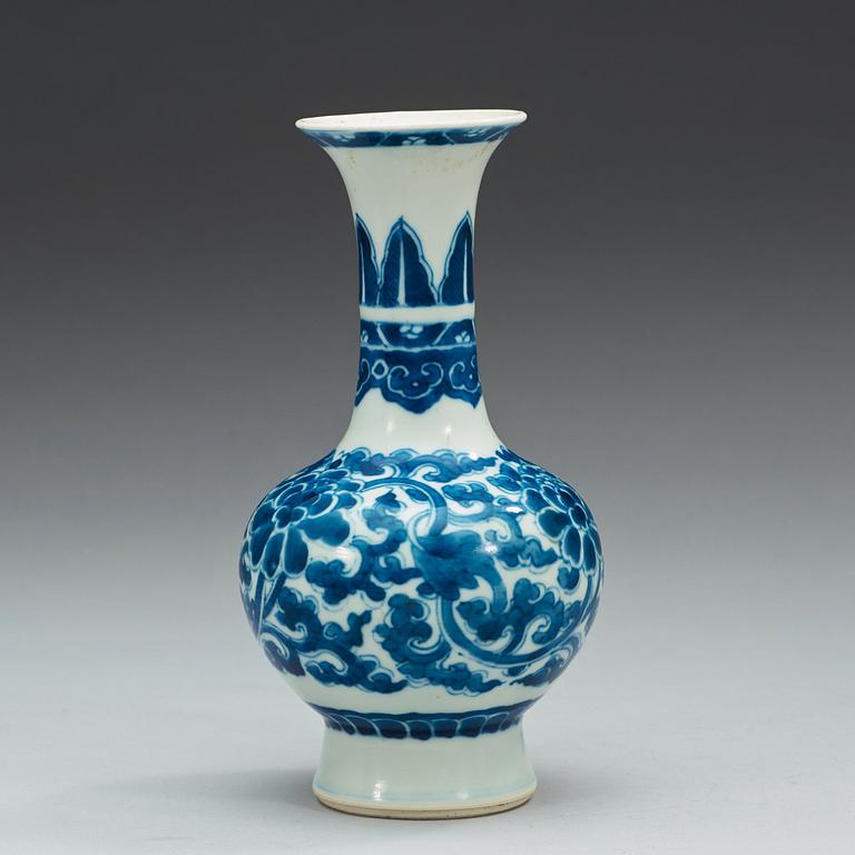 A blue and white vase, Qing dynasty, Kangxi (1662-1722).