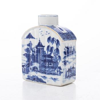 A blue and white tea caddy, Qing dynasty, Qianlong (1736-95).