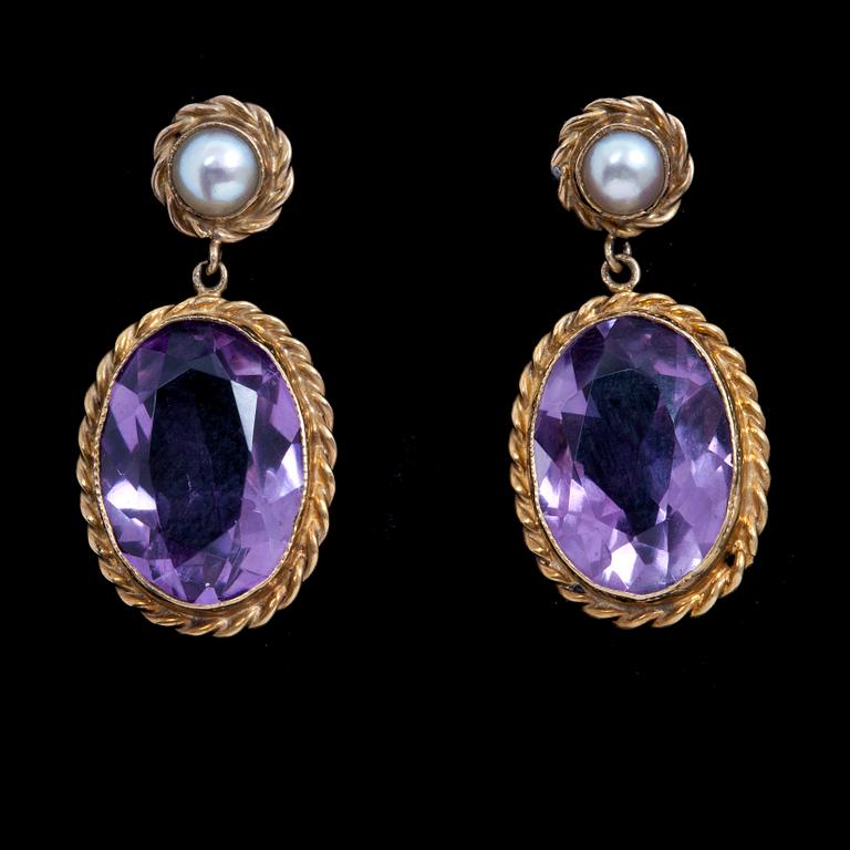 ÖRHÄNGEN, ett par, 14k och 18k guld med lila sten och pärla. Tot vikt 4,8g.