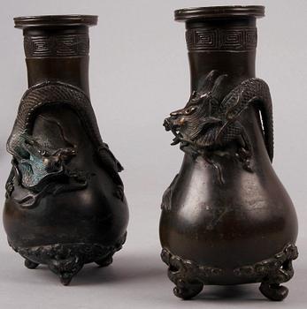 VASER, ett par, brons. Kina, 1900-talets första hälft.