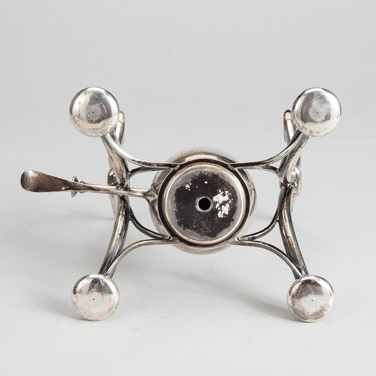 TEKANNA MED RECHAUD, silver, K. Andersson, Stockholm 1905. Vikt 1493 g.