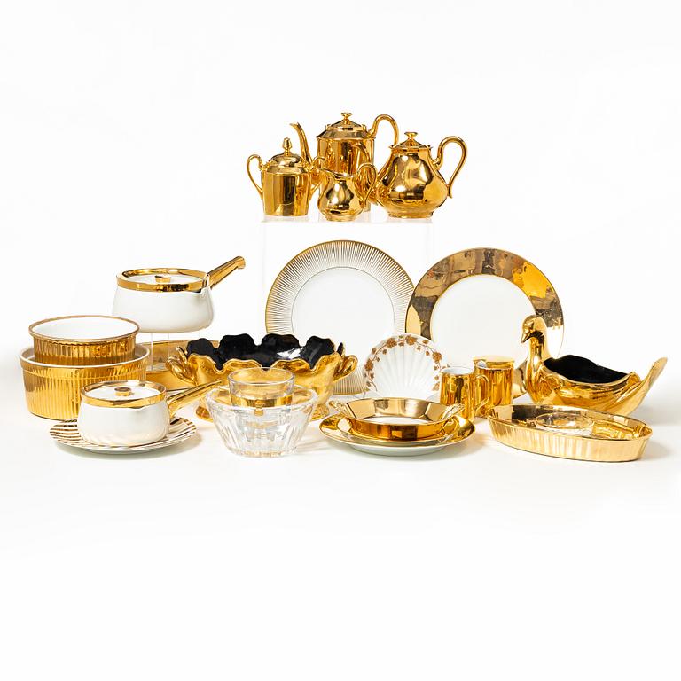 Service pieces, 91 pcs, mostly Porcelain de Paris.