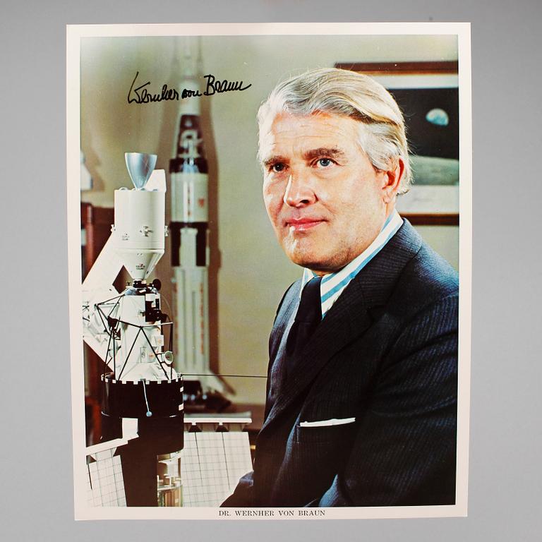 WERNHER VON BRAUN (1912-1977), fototryck med egenhändig namnteckning.