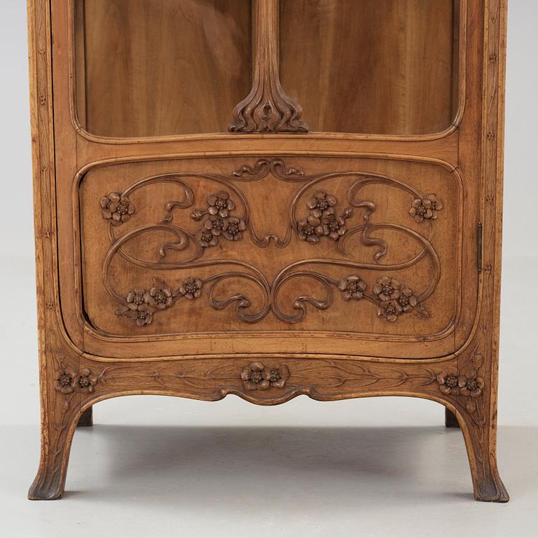 An Art Nouveau mahogany show case cabinet, for Myrstedt & Stern, Stockholm, Sweden ca 1900.