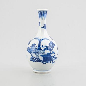 A Chinese blue and white porcelain vase, late Qing dynasty/around 1900.