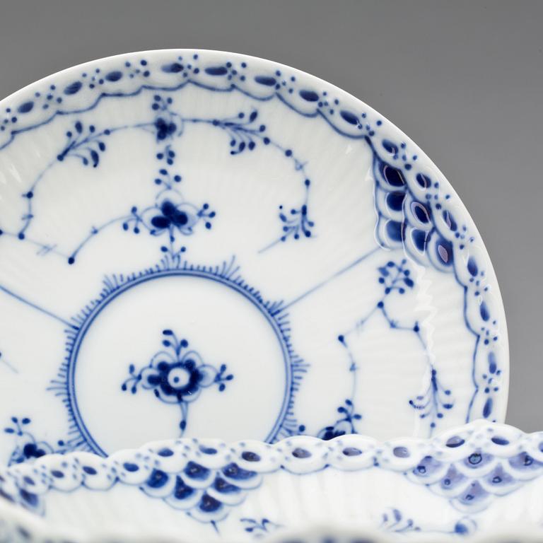 TESERVIS, 39 delar, porslin, "Musselmalet", Royal Copenhagen, 1900-talets andra hälft.