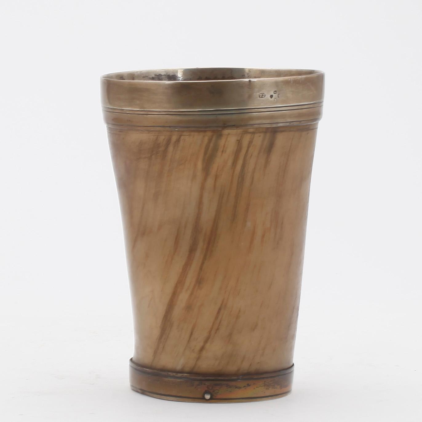 BÄGARE, silver samt horn. Otydliga stämplar London, England. Möjligen 1908.