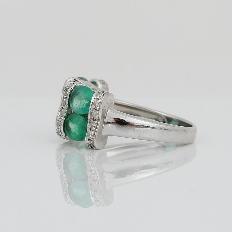 RING, 18K vitguld med ovalslipade, möjligtvis syntetiska smaragder, tot ca 1,98 ct samt små diamanter. Vikt ca 3,45 g.