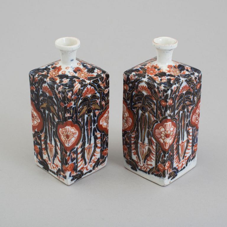 A pair of imari porcelain flasks, Meiji (1868-1912).