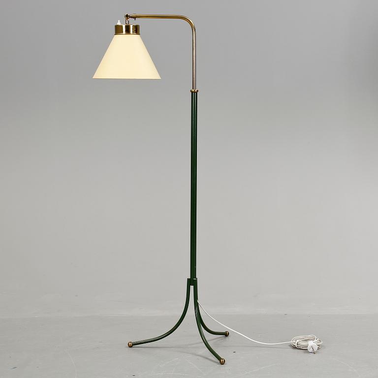 GOLVLAMPA, modell "G 1842", Firma Svenskt Tenn, 1900-talets andra del.