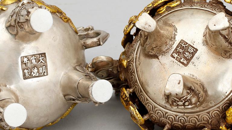 RÖKELSEKAR, 2 st snarlika, metall, Kina, modern tillverkning.