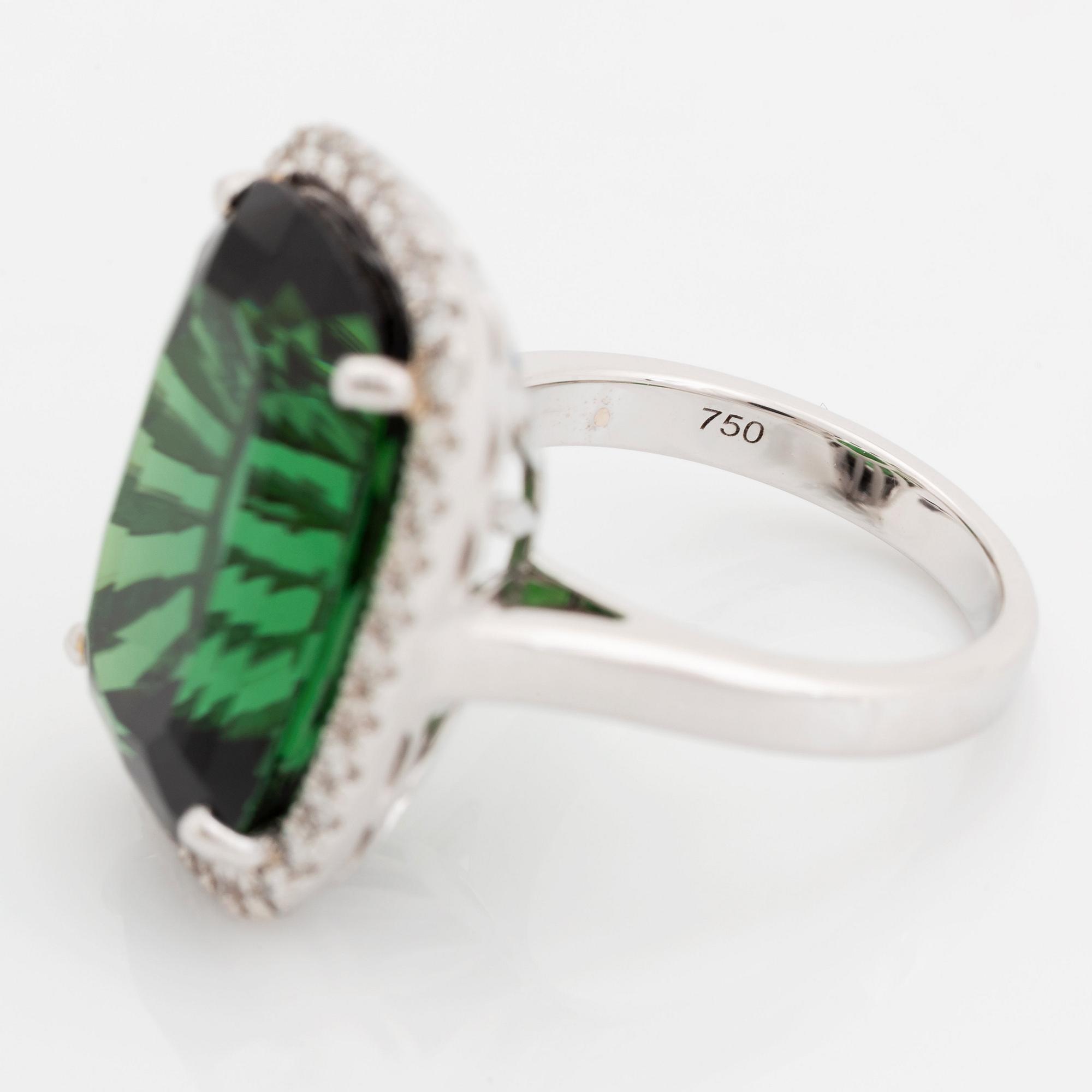 Ring 18K vitguld med en fasettslipad grön turmalin vikt ca 23.00 ct.