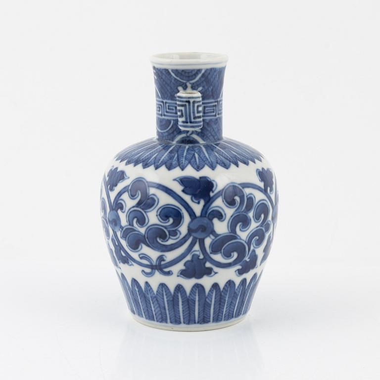 A blue and white Kangxi style vase, late Qing dynasty.