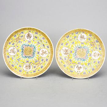 TALLRIKAR, ett par, porslin, Kina, 1900-talets första hälft.