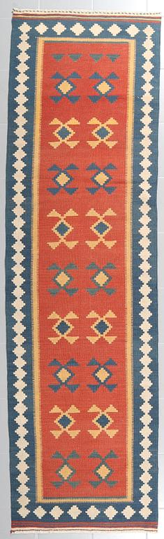 A FLATWEAVE RUNNER RUG, 288 x 83 cm.