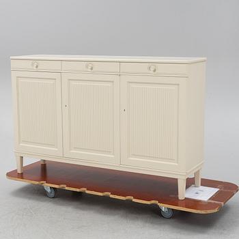 Carl Malmsten, sideboard, "Herrgården", Åfors Möbelfabrik, daterad 1980.