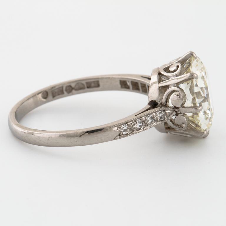 RING, med äldre briljantslipad diamant cirka 4.00 ct, K. Andersson, Stockholm, 1929.