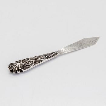 Tre silverdosor och brevkniv i filigran, silver. 1900-talets första hälft och 1800-talets andra hälft.