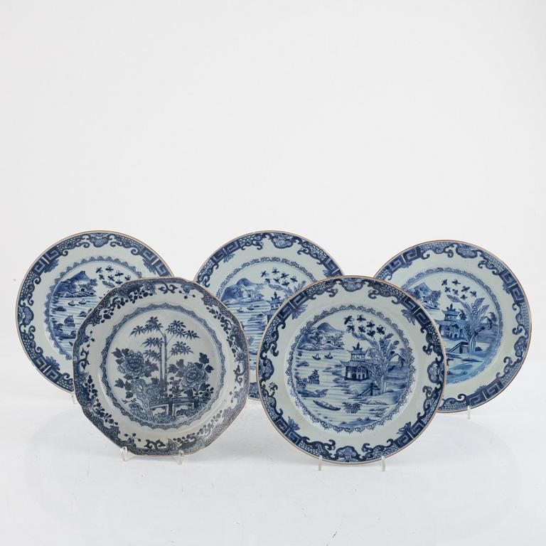 A group of six Chinese blue and white export porcelain plates and two dessert dishes, Qing dynasty, 18th and 19th cent.