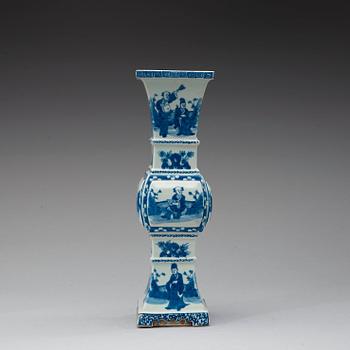 A blue and white vase, late Qing dynasty, 19th century.