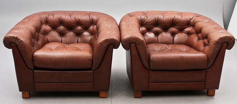 CLUBFÅTÖLJER, ett  par, 1960/70-tal.