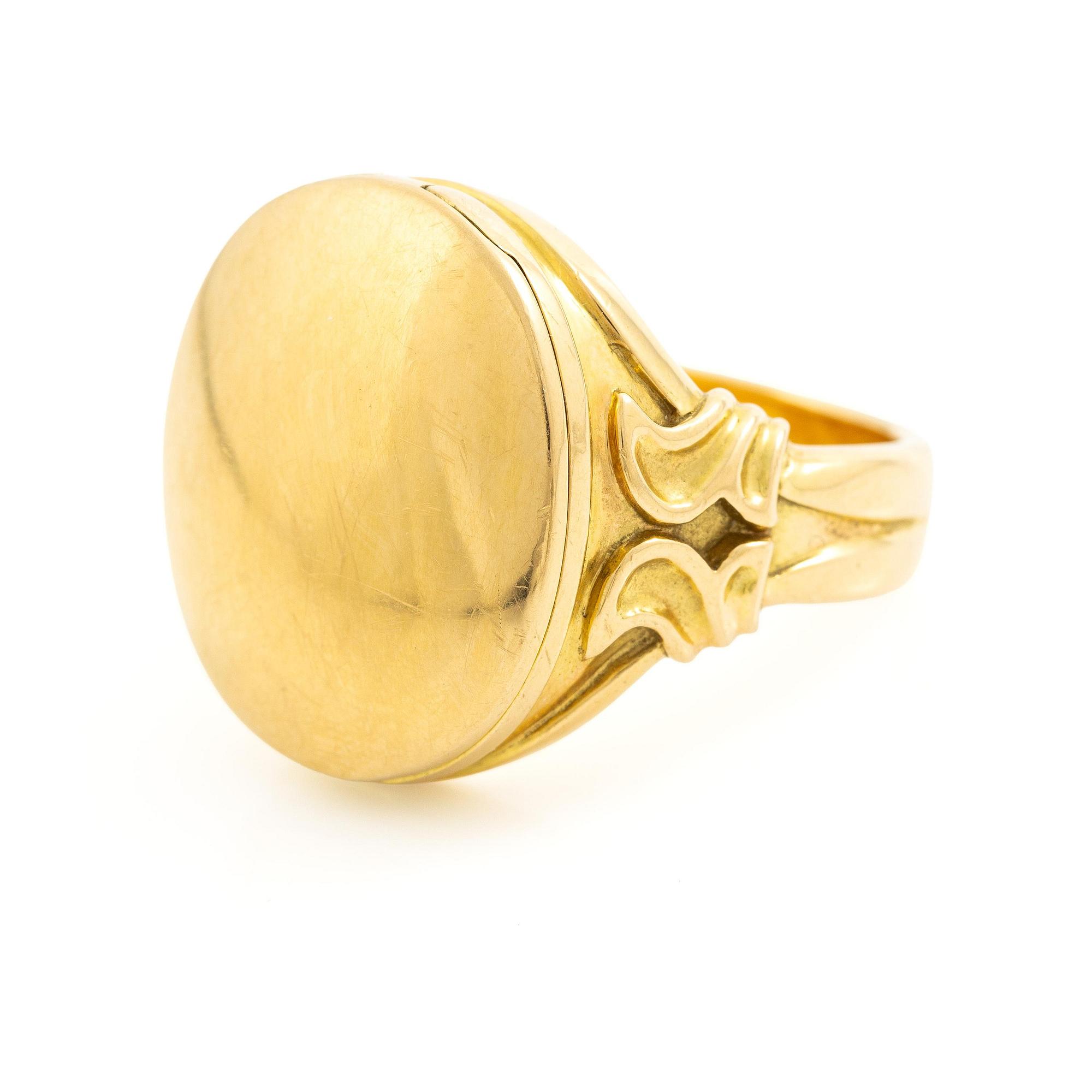 A ring 18K gold with rose-cut diamonds.