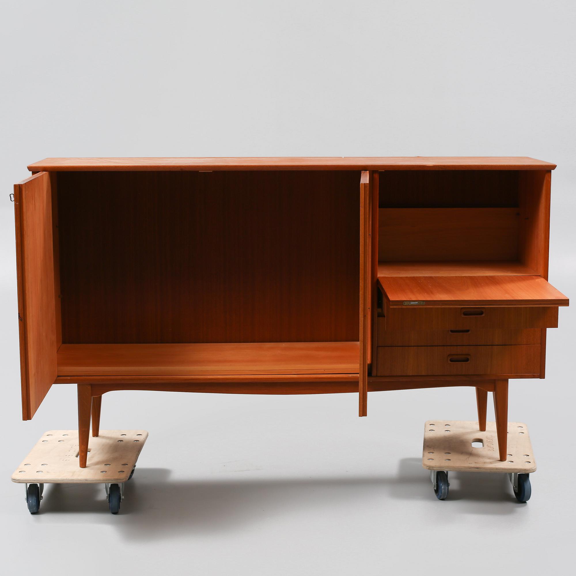 SIDEBOARD, 1900-talets tredje kvartal.
